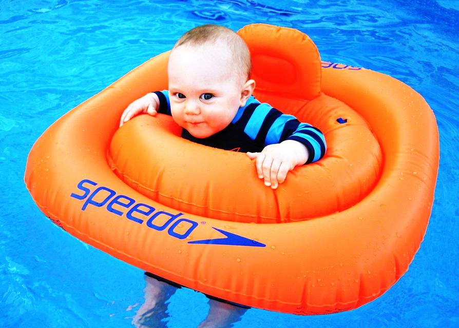 Criança na piscina